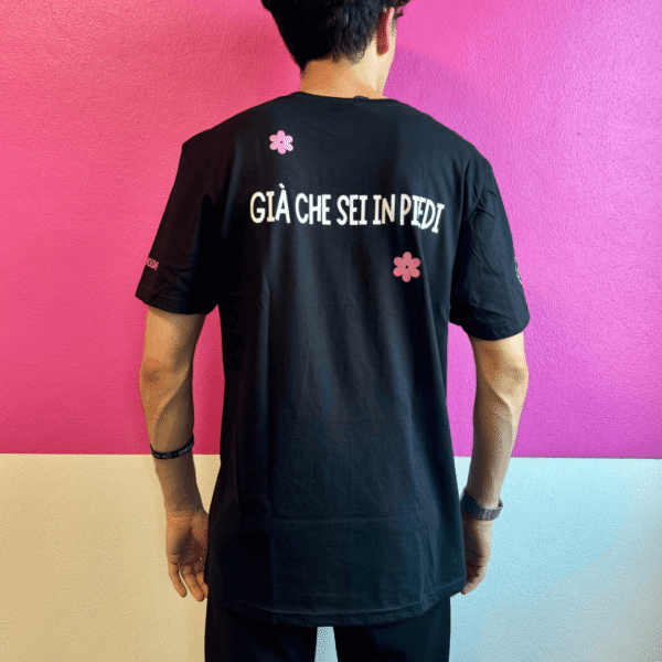 T-shirt "GIÀ CHE SEI IN PIEDI" - immagine 2
